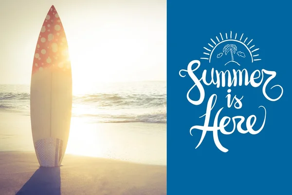 Verano está aquí y tabla de surf en la playa — Foto de Stock