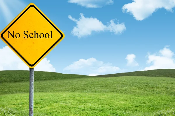 Ingen skola skylt med grönt fält — Stockfoto