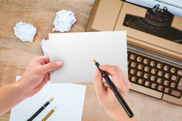 Mani scrittura con sfondo macchina da scrivere — Foto Stock