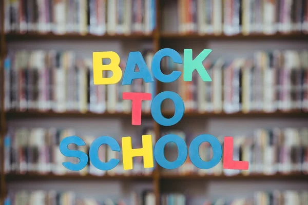 Torna a scuola testo con sfondo libreria — Foto Stock