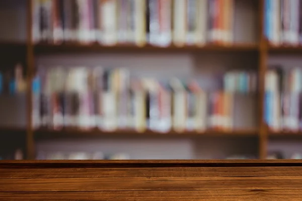 Tavolo in legno con sfondo libreria — Foto Stock