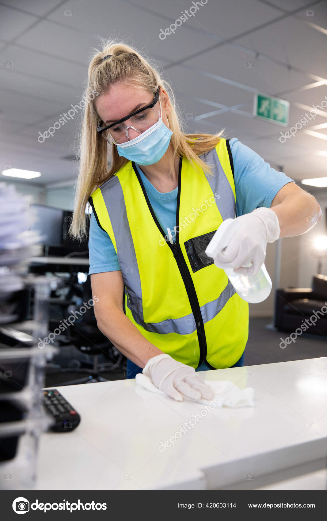 Mujer Caucásica Desinfectando Una Oficina Usando Chaleco Alta