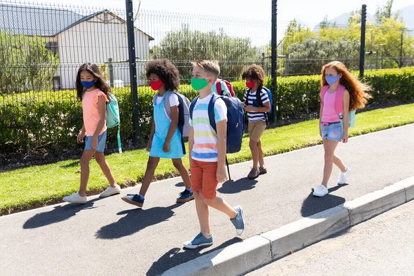 Multi Grupo Étnico Crianças Idade Escolar Usando Máscaras Faciais Andando — Fotografia de Stock