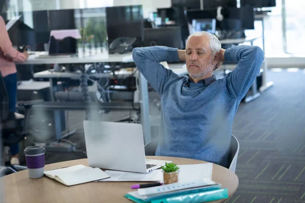 Hochrangiger Kaukasischer Geschäftsmann Einem Modernen Büro Tisch Sitzend Und Mit — Stockfoto