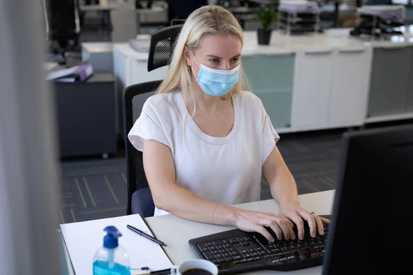 Donna Affari Caucasica Che Lavora Ufficio Informale Indossando Una Maschera — Foto Stock