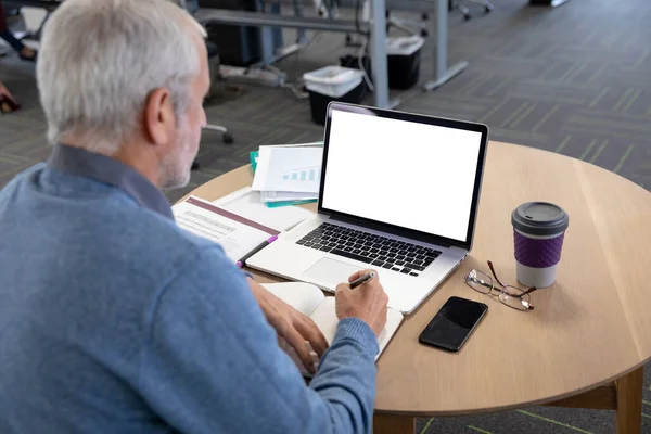 Senior Kaukasische Zakenman Een Modern Kantoor Zittend Aan Tafel Met — Stockfoto