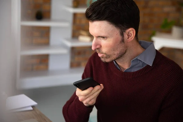 Een Aantrekkelijke Zelfverzekerde Blanke Professionele Man Met Donker Haar Die — Stockfoto