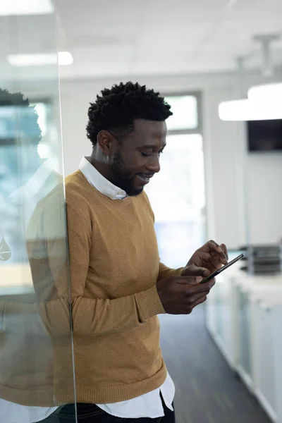 Uomo Affari Afroamericano Che Lavora Ufficio Moderno Appoggiato Alla Parete — Foto Stock