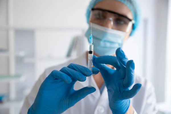의사는 보호용 마스크를 착용하고 접종을 주사기를 코로나 바이러스 공방전 유행병 — 스톡 사진