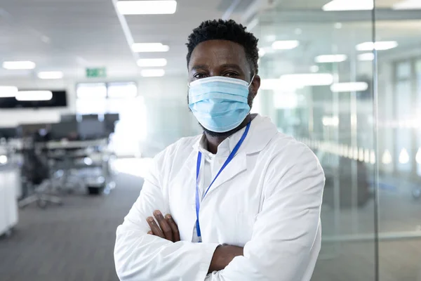 Portret Van Een Zelfverzekerde Afro Amerikaanse Mannelijke Medische Professional Met — Stockfoto