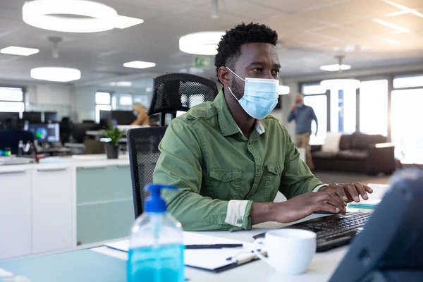 Uomo Affari Afroamericano Che Lavora Ufficio Moderno Indossando Una Maschera — Foto Stock