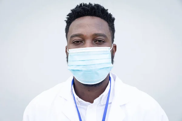 Ritratto Professionista Medico Afroamericano Sicuro Che Indossa Una Maschera Facciale — Foto Stock