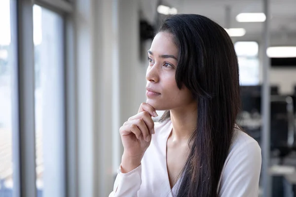 Gemischte Geschäftsfrau Die Einem Modernen Büro Arbeitet Steht Und Aus — Stockfoto