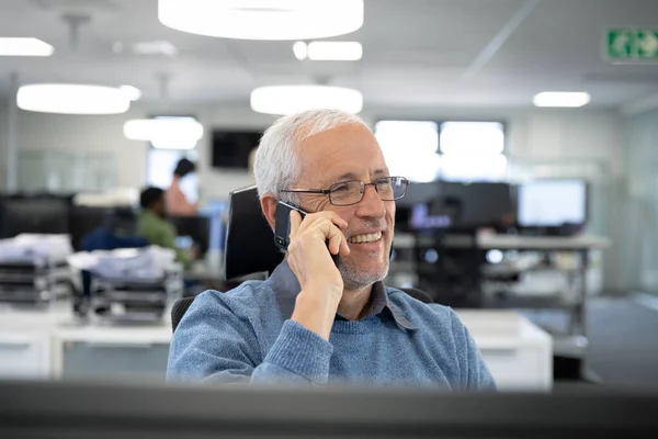 Homme Affaires Caucasien Senior Portant Des Lunettes Travaillant Dans Bureau — Photo