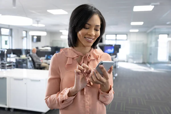 Smíšené Rasy Podnikatelka Pracující Moderní Kanceláři Stojící Pomocí Smartphonu Usmívající — Stock fotografie