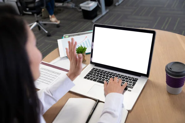 Par Dessus Épaule Une Femme Affaires Métisse Dans Bureau Moderne — Photo