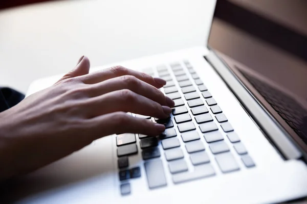 Mujer Profesional Oficina Escribiendo Teclado Computadora Portátil Higiene Lugar Trabajo —  Fotos de Stock