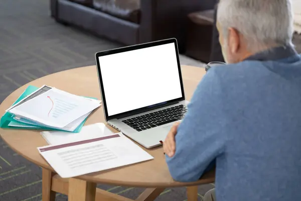 Achteraanzicht Van Senior Blanke Zakenman Werkzaam Een Modern Kantoor Zittend — Stockfoto