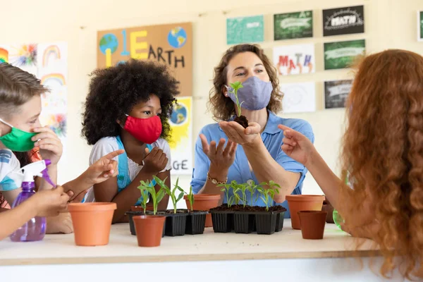 Insegnante Caucasica Con Maschera Facciale Scuola Che Insegna Bambini Classe — Foto Stock