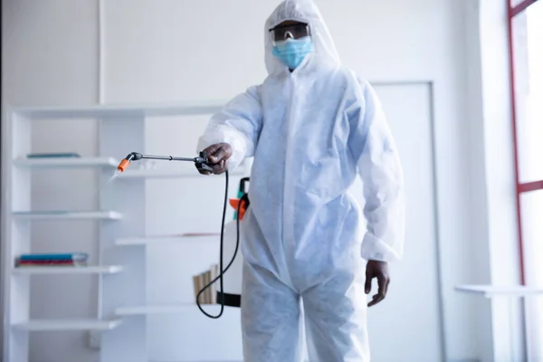 Africano Cientista Médico Americano Vestindo Roupas Protetoras Máscara Facial Limpeza — Fotografia de Stock