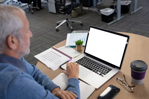 Senior Kaukasische Zakenman Een Modern Kantoor Zittend Aan Tafel Met — Stockfoto