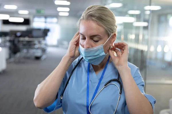 Blanke Vrouwelijke Medische Professional Dragen Scrubs Gezicht Masker Sociale Afstand — Stockfoto