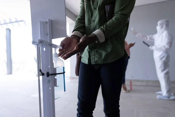 非洲裔美国人在进入办公室前 在体检后洗手的中间部分 Coronavirus Covid 19大流行病期间工作场所的卫生和社会疏离 — 图库照片