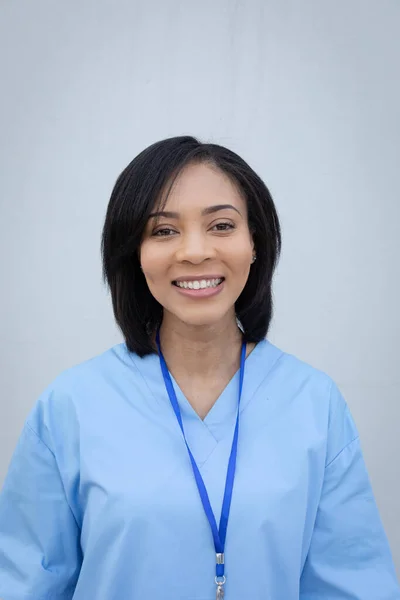 Kameraya Gülümseyen Önlükler Giyen Kendine Güvenen Melez Kadın Tıp Uzmanının — Stok fotoğraf
