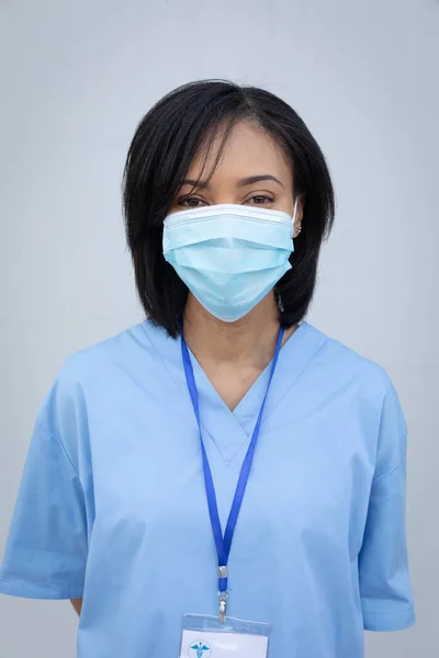 Portret Van Zelfverzekerde Gemengde Ras Vrouwelijke Medische Professional Dragen Gezichtsmasker — Stockfoto