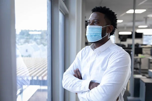 Uomo Affari Afroamericano Con Maschera Facciale Che Lavora Ufficio Moderno — Foto Stock