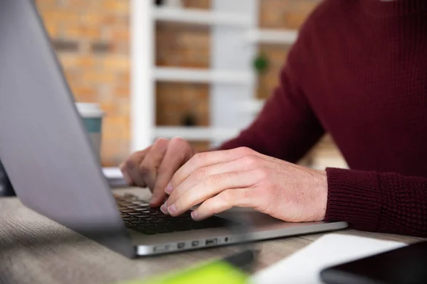 Homem Profissional Vestindo Roupas Inteligentes Casuais Escritório Usando Seu Laptop — Fotografia de Stock