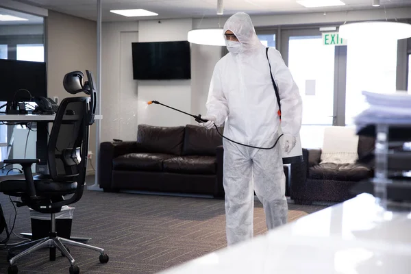 Werknemer Een Beschermend Pak Gezichtsmasker Handschoenen Ontsmetten Kantoor Met Behulp — Stockfoto