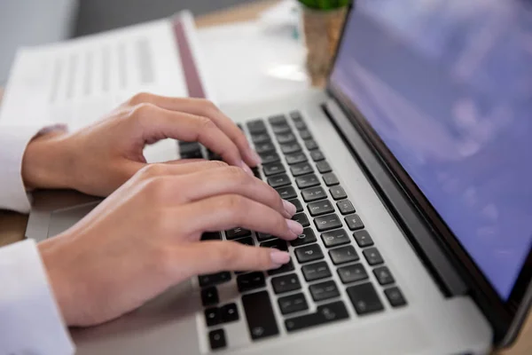 Händer Affärskvinna Ett Modernt Kontor Sitter Vid Bordet Med Bärbar — Stockfoto