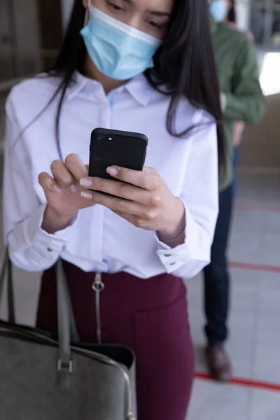 Donna Affari Mista Che Indossa Una Maschera Facciale Usando Smartphone — Foto Stock