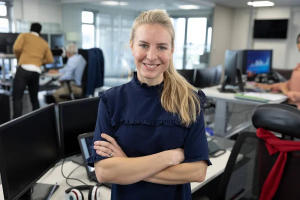 Retrato Empresária Caucasiana Confiante Trabalhando Escritório Moderno Com Braços Cruzados — Fotografia de Stock