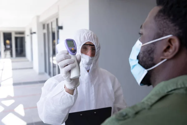 Empresário Afro Americano Mostrado Sua Temperatura Pelo Trabalhador Terno Protetor — Fotografia de Stock