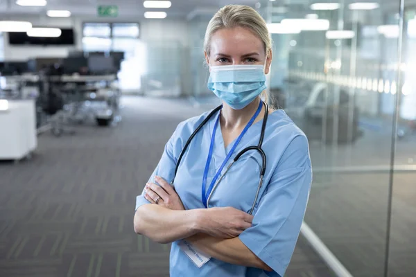 Ritratto Sicura Professionista Medica Caucasica Che Indossa Maschera Scrub Distanze — Foto Stock