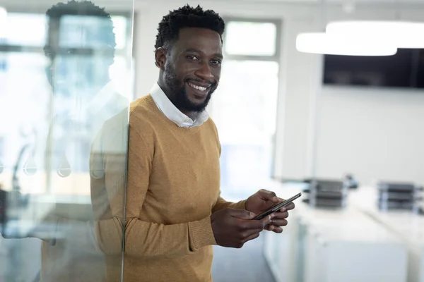 Portret Afro Amerykańskiego Biznesmena Pracującego Nowoczesnym Biurze Korzystającego Smartfona Uśmiechniętego — Zdjęcie stockowe