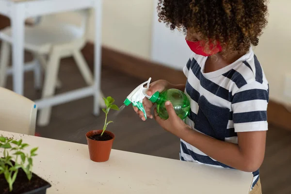 Colegiala Con Mascarilla Regando Una Planta Una Clase Educación Vuelta — Foto de Stock