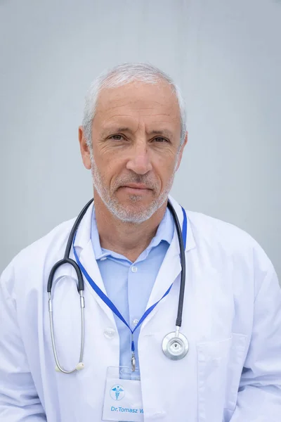 Portrait Professionnel Santé Caucasien Confiant Avec Stéthoscope Autour Cou Vêtu — Photo