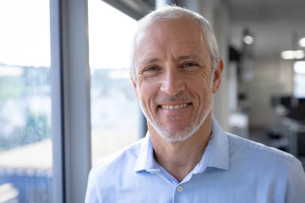 Retrato Hombre Negocios Caucásico Que Trabaja Una Oficina Moderna Parado — Foto de Stock