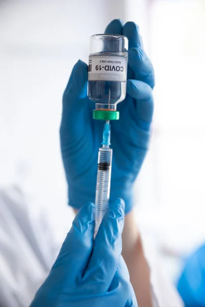 Руки Вченого Лікаря Носять Захисний Одяг Використовуючи Шприц Вакцинації Коронавірус — стокове фото