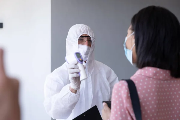 Empresária Raça Mista Mostrada Sua Temperatura Pelo Trabalhador Terno Protetor — Fotografia de Stock