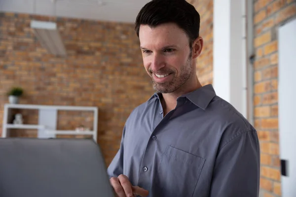 Attraktiv Säker Vit Professionell Man Med Mörkt Hår Bär Smarta — Stockfoto