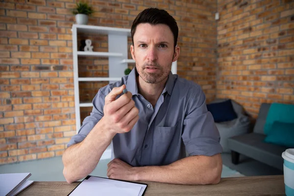 Portret Van Een Aantrekkelijke Zelfverzekerde Blanke Professionele Man Met Donker — Stockfoto