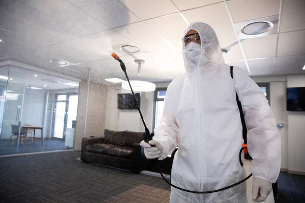 穿着防护服 面罩和手套的工人使用抗菌消毒剂喷剂清洁办公室 Coronavirus Covid 19大流行病期间工作场所的卫生 — 图库照片