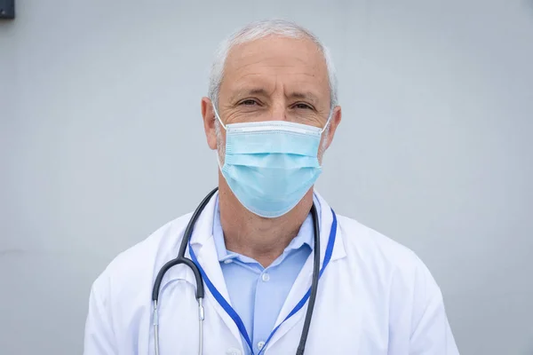 白人男性医学专业人员的肖像 脖子上戴听诊器 戴着面具 看起来像照相机 Coronavirus Covid 19大流行病期间工作场所的社会疏离和卫生 — 图库照片