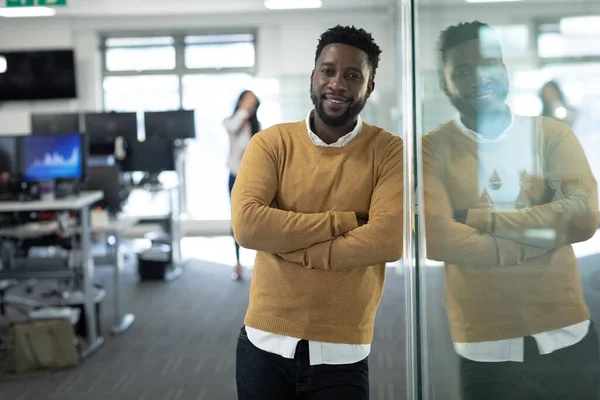 Porträt Eines Afroamerikanischen Geschäftsmannes Einem Modernen Büro Eine Glaswand Gelehnt — Stockfoto
