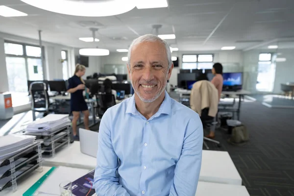 Retrato Hombre Negocios Caucásico Mayor Que Trabaja Una Oficina Moderna —  Fotos de Stock