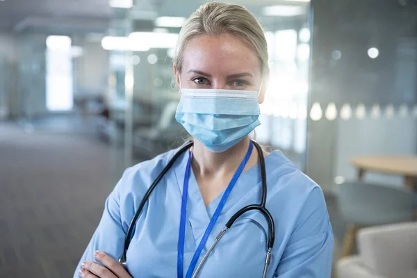 Ritratto Sicura Professionista Medica Caucasica Che Indossa Maschera Scrub Distanze — Foto Stock